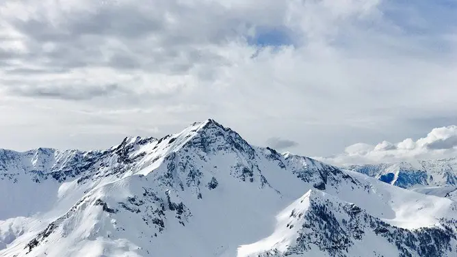 雪山山峰PPT背景图片-雪山巍峨 大气磅礴