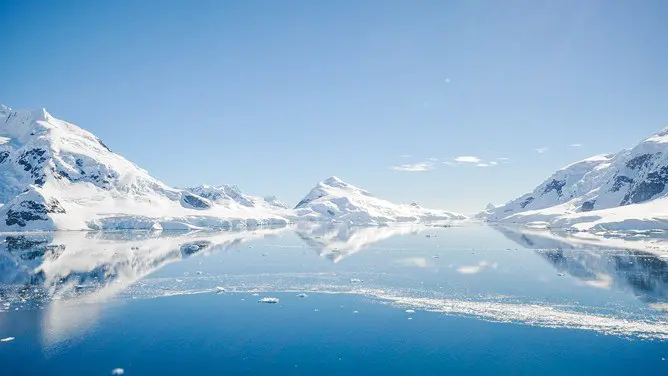 雪山山峰PPT背景图片-雪山巍峨 大气磅礴