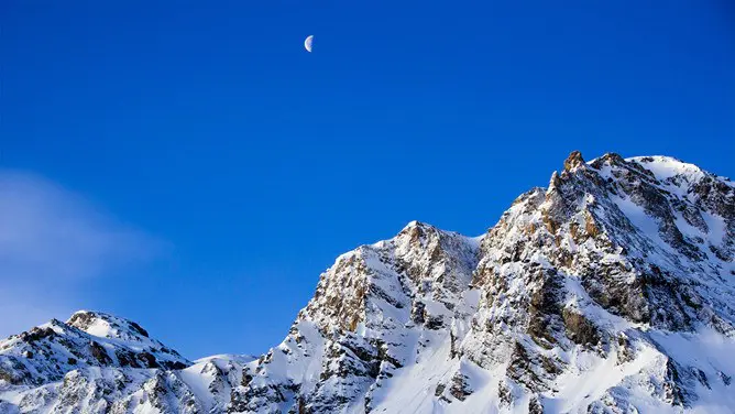 雪山山峰PPT背景图片-雪山巍峨 大气磅礴