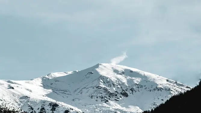 雪山山峰PPT背景图片-雪山巍峨 大气磅礴