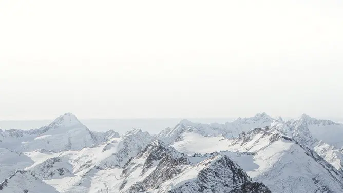 雪山山峰PPT背景图片-雪山巍峨 大气磅礴