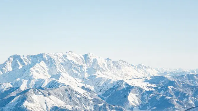 雪山山峰PPT背景图片-雪山巍峨 大气磅礴