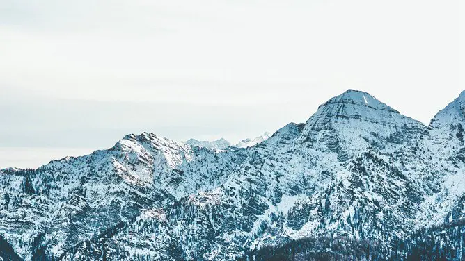 雪山山峰PPT背景图片-雪山巍峨 大气磅礴