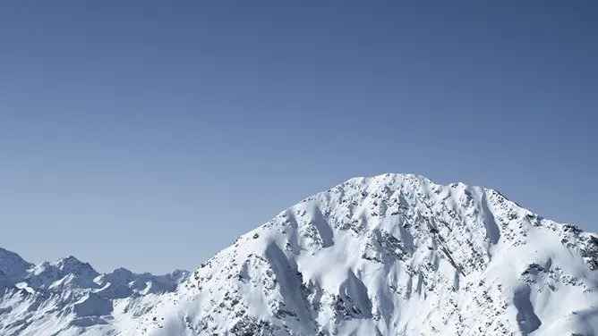 雪山山峰PPT背景图片-雪山巍峨 大气磅礴