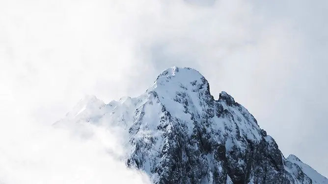 雪山山峰PPT背景图片-雪山巍峨 大气磅礴