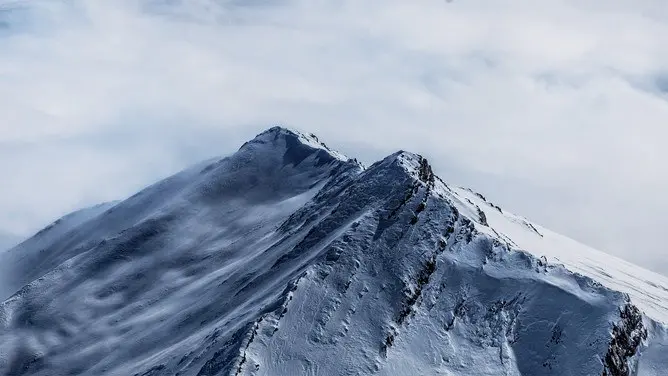 雪山山峰PPT背景图片-雪山巍峨 大气磅礴