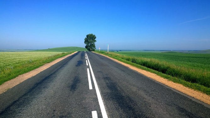 道路公路在路上背景图片知识介绍PPT模板（大气）