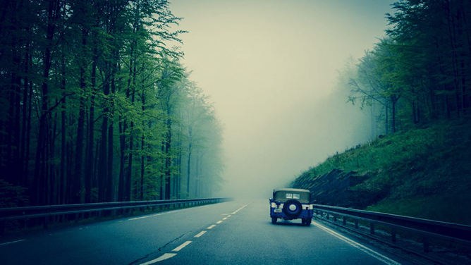 道路公路在路上背景图片知识介绍PPT模板（大气）
